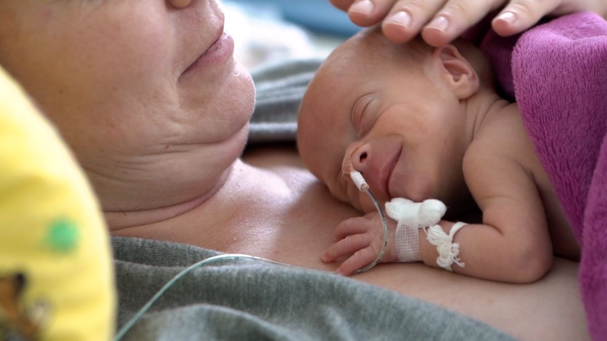 Rodiče nedonošeného miminka by měli být do péče zapojeni okamžitě. I když je dítě v inkubátoru